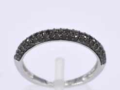 Bague en or blanc avec diamants noirs taille brillant