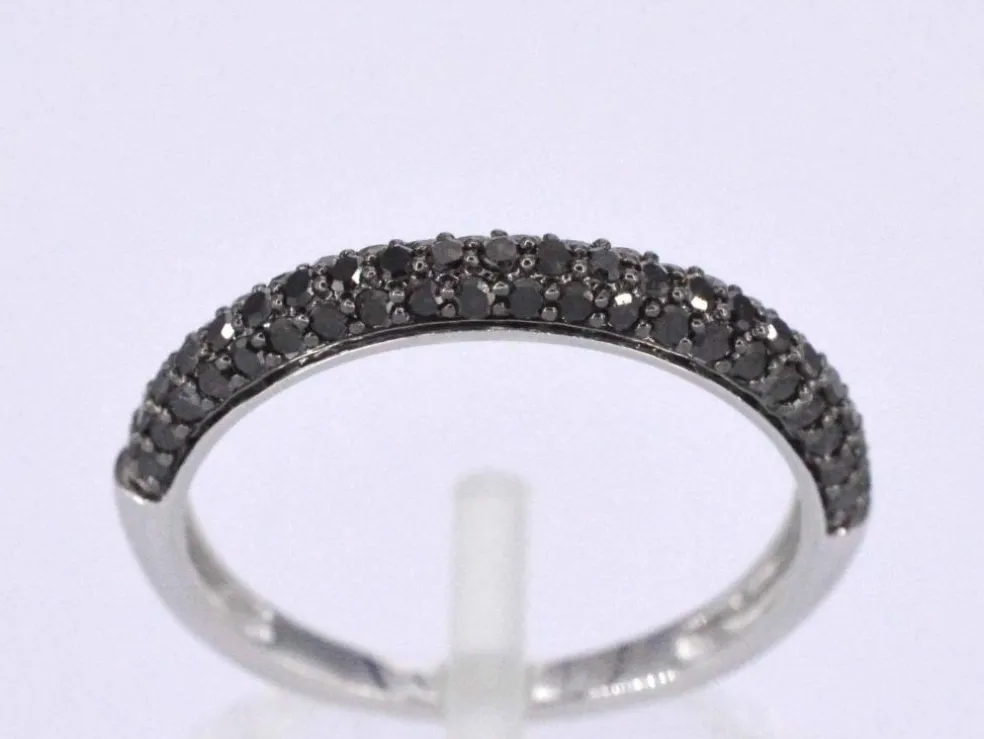 Bague en or blanc avec diamants noirs taille brillant