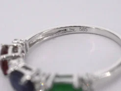 Bague en or blanc avec diamants, saphir, rubis et émeraude