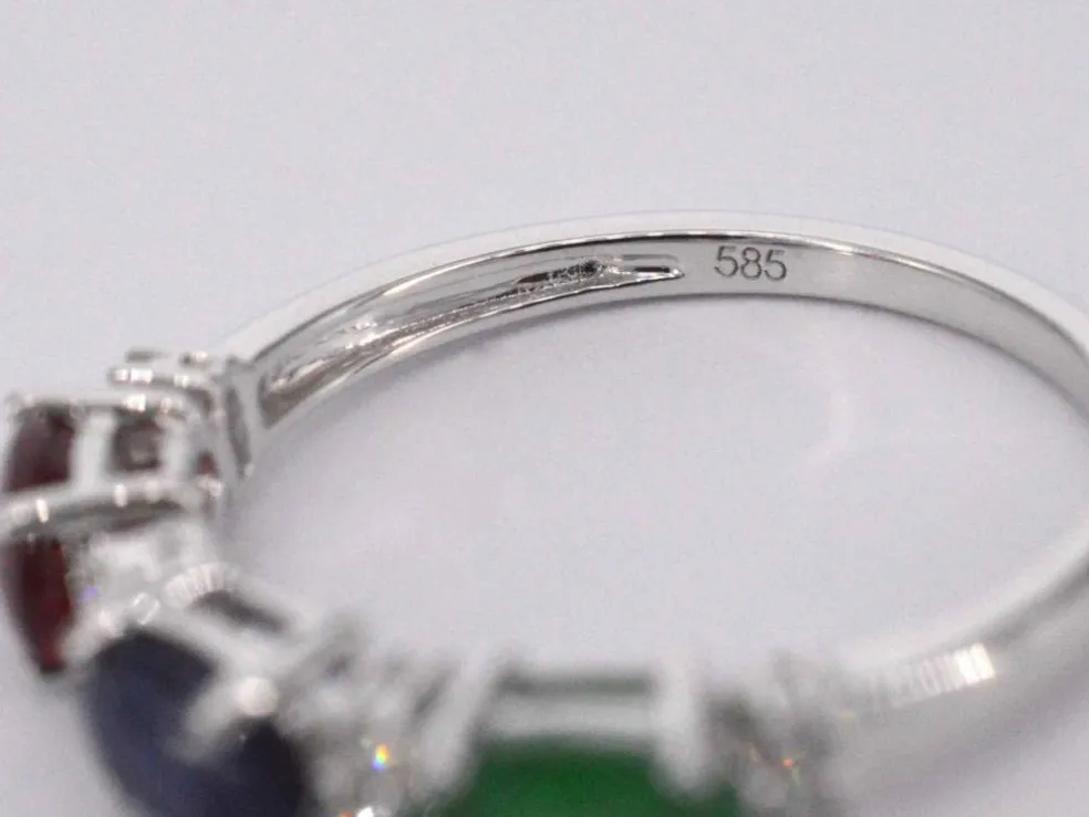 Bague en or blanc avec diamants, saphir, rubis et émeraude