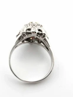 Bague en or blanc avec diamant central et diamants latéraux