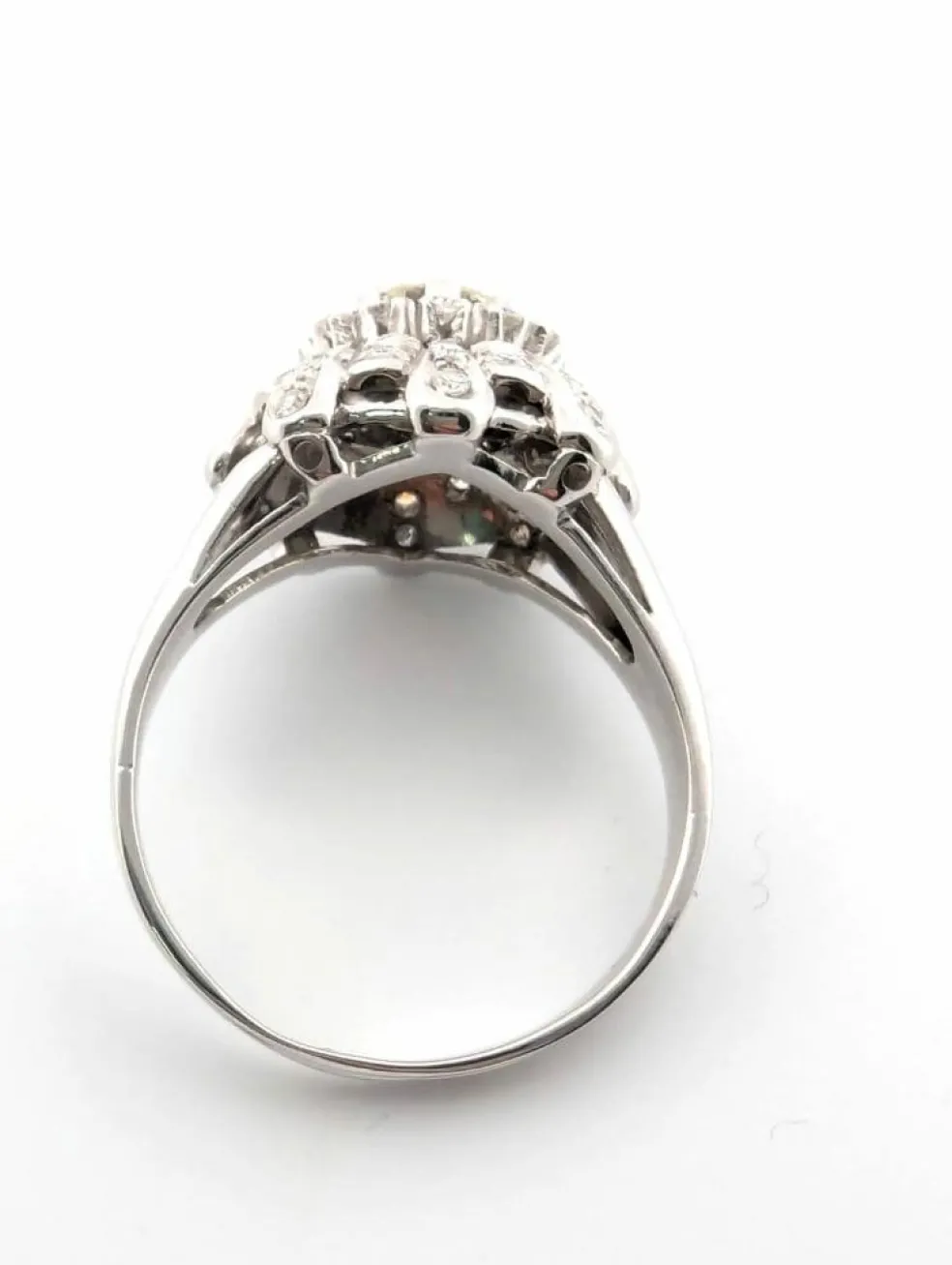 Bague en or blanc avec diamant central et diamants latéraux