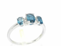 Bague en or blanc avec diamants et topaze