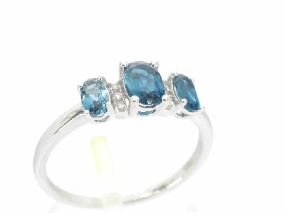 Bague en or blanc avec diamants et topaze