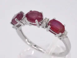 Bague en or blanc avec diamants et rubis