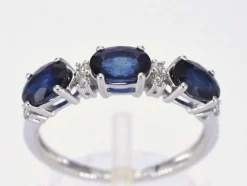 Bague en or blanc avec diamants et saphir