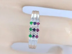 Bague en or blanc avec diamant et pierres précieuses multicolores