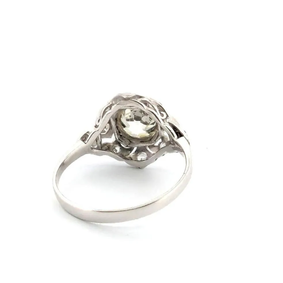 Bague en or blanc avec diamant central et diamants latéraux