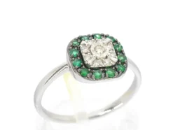 Bague en or blanc avec diamants et émeraude