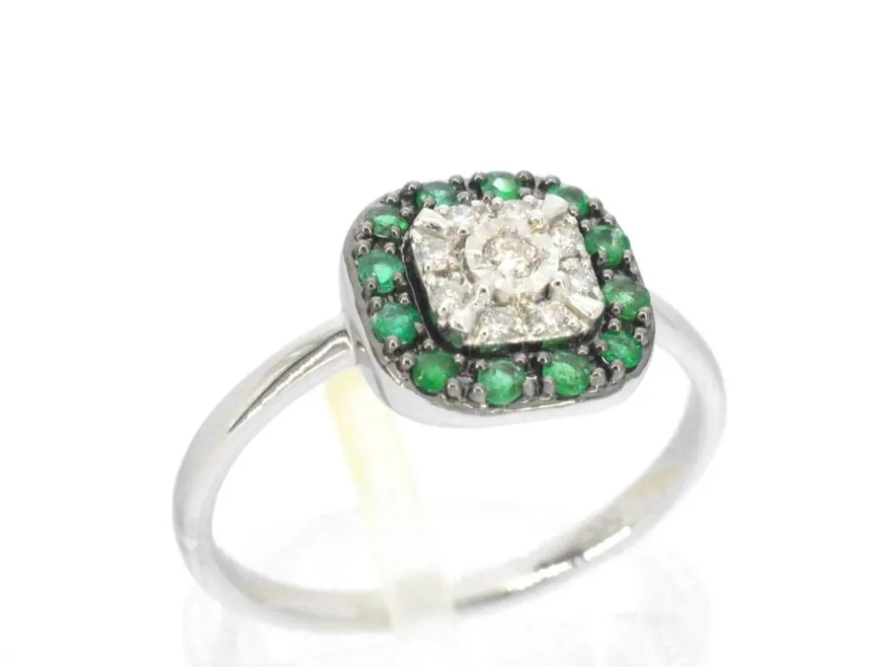 Bague en or blanc avec diamants et émeraude
