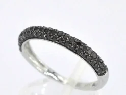 Bague en or blanc avec diamants noirs taille brillant