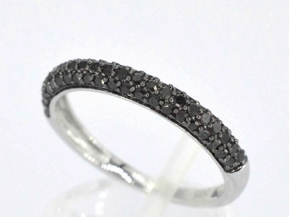 Bague en or blanc avec diamants noirs taille brillant