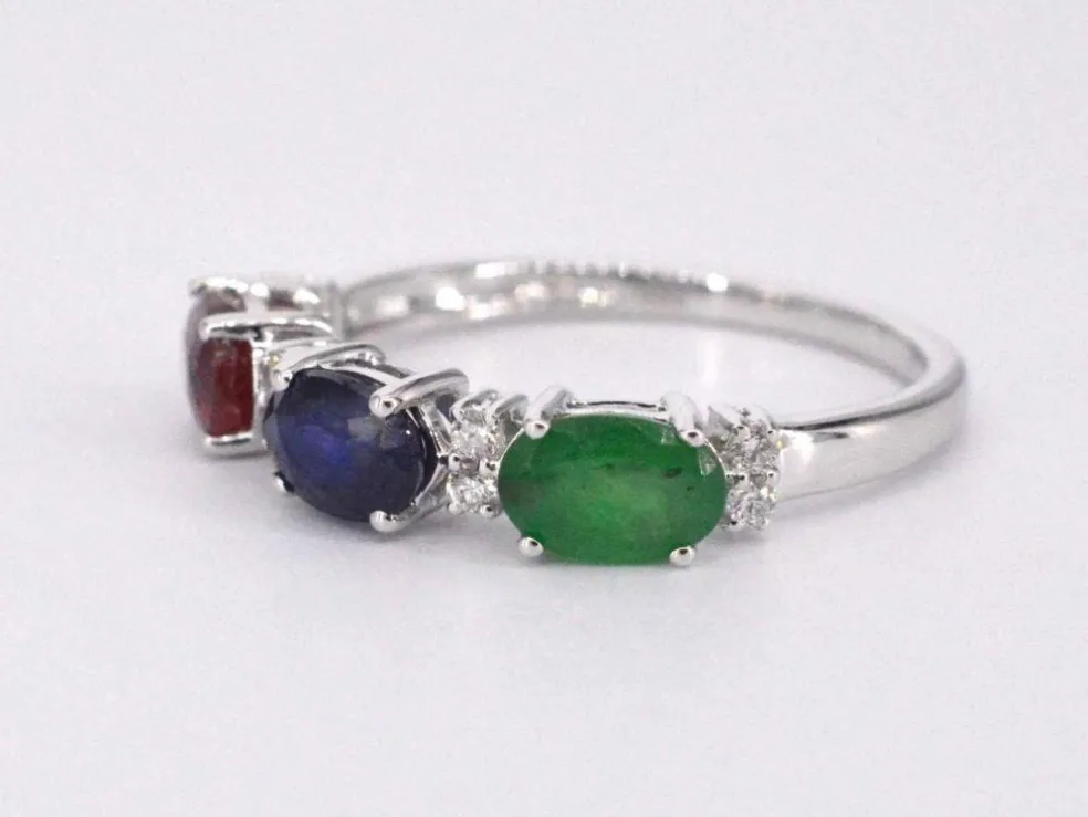 Bague en or blanc avec diamants, saphir, rubis et émeraude