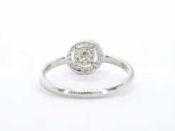 Bague en or blanc avec diamants et émeraudes