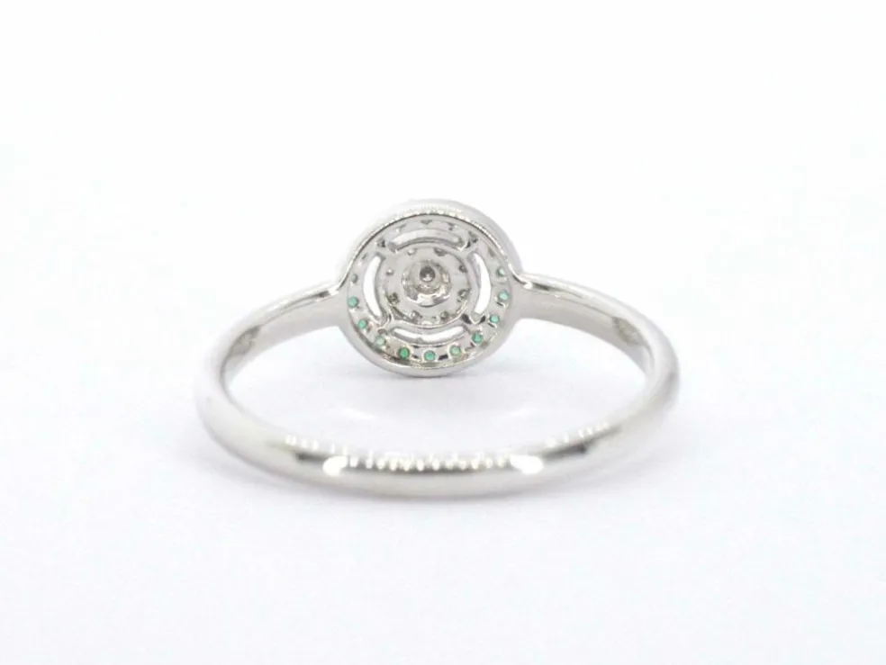 Bague en or blanc avec diamants et émeraudes