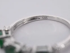 Bague en or blanc avec diamants et émeraude