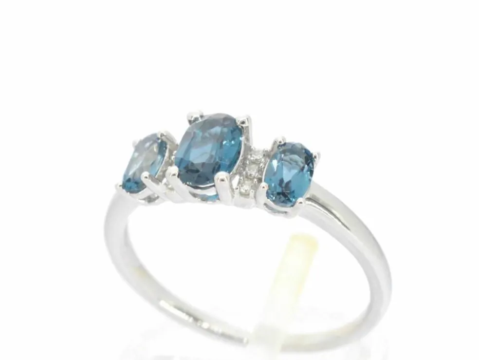 Bague en or blanc avec diamants et topaze