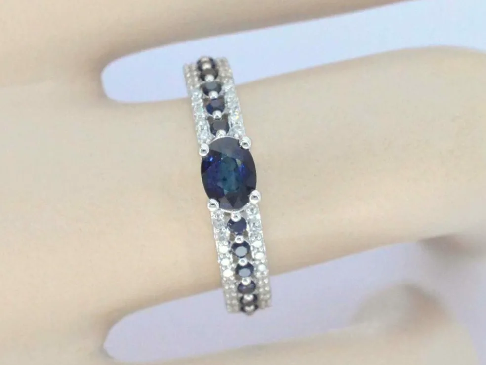Bague en or blanc avec diamants et saphirs