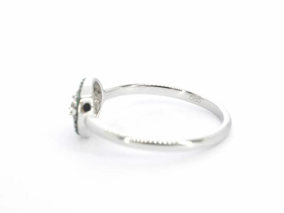 Bague en or blanc avec diamants et émeraude