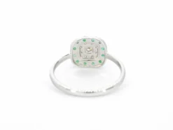 Bague en or blanc avec diamants et émeraude