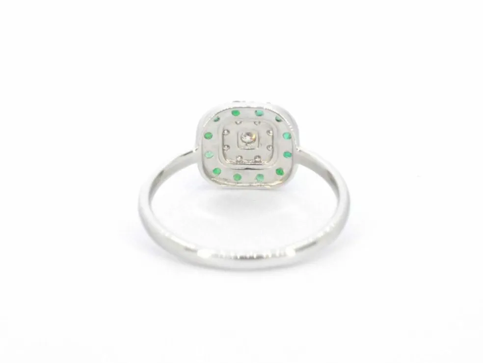 Bague en or blanc avec diamants et émeraude