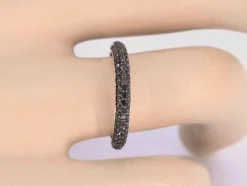 Bague en or blanc avec diamants noirs taille brillant