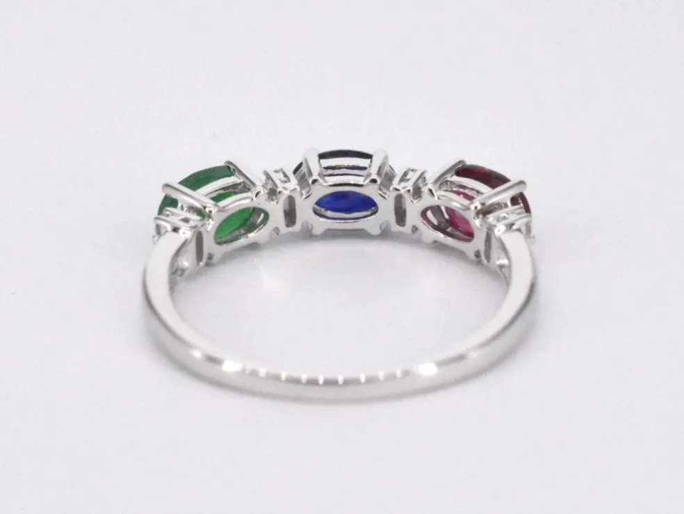 Bague en or blanc avec diamants, saphir, rubis et émeraude