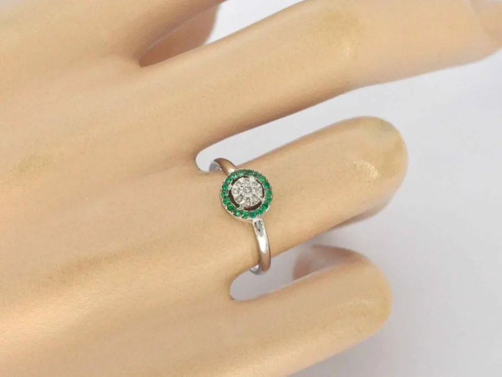 Bague en or blanc avec diamants et émeraudes