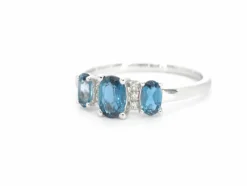 Bague en or blanc avec diamants et topaze