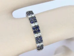 Bague en or blanc avec diamants et saphirs