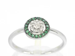 Bague en or blanc avec diamants et émeraude