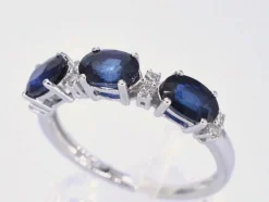 Bague en or blanc avec diamants et saphir