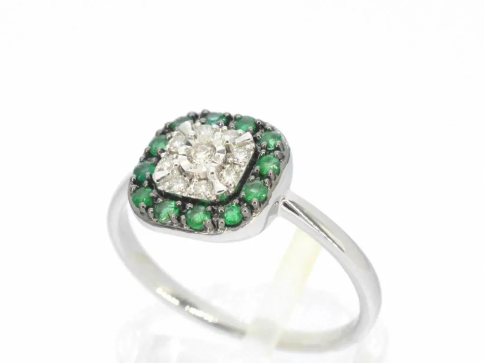 Bague en or blanc avec diamants et émeraude