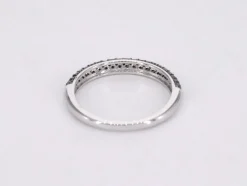 Bague en or blanc avec diamants noirs taille brillant