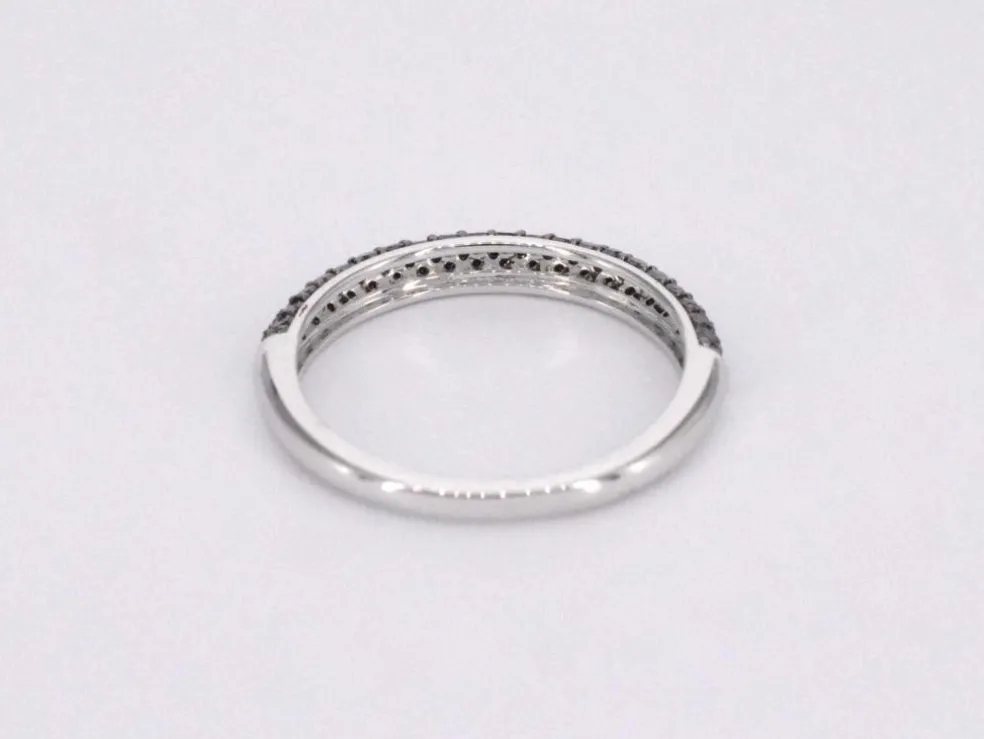 Bague en or blanc avec diamants noirs taille brillant