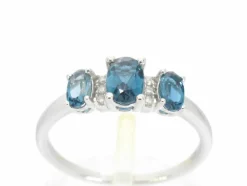 Bague en or blanc avec diamants et topaze