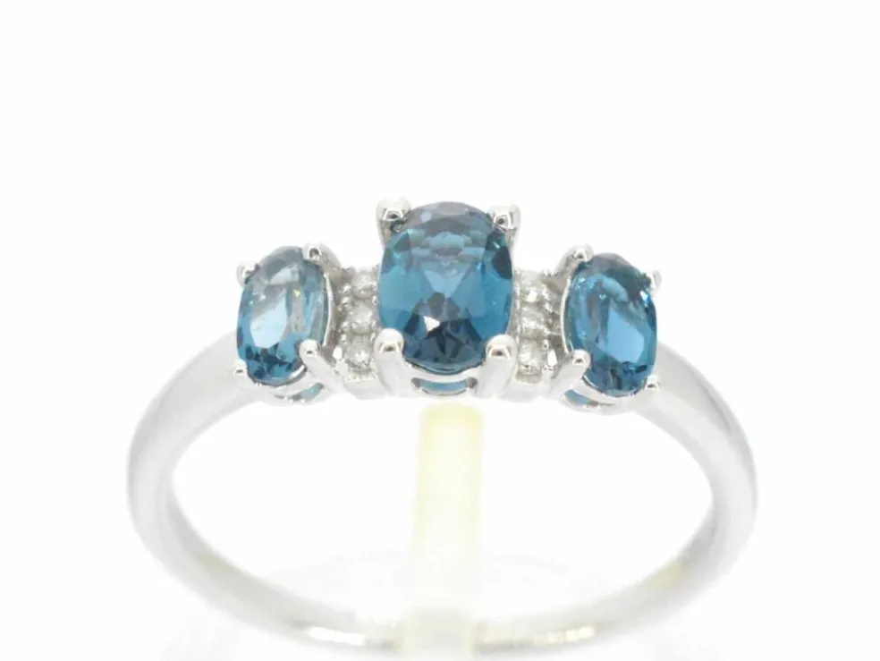 Bague en or blanc avec diamants et topaze