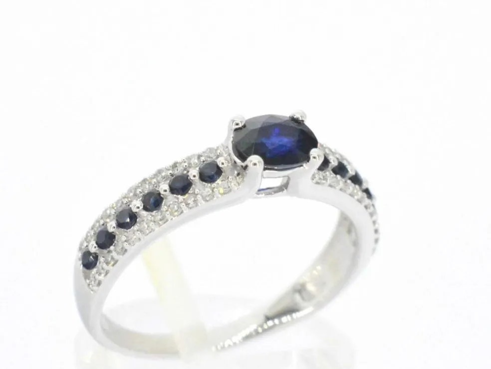 Bague en or blanc avec diamants et saphirs