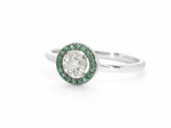 Bague en or blanc avec diamants et émeraude