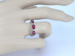Bague en or blanc avec diamants et rubis