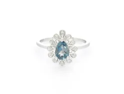 Bague en or blanc avec diamants et topaze