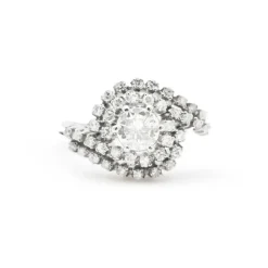 Bague en or blanc avec entourage de diamants de 0,88 carat