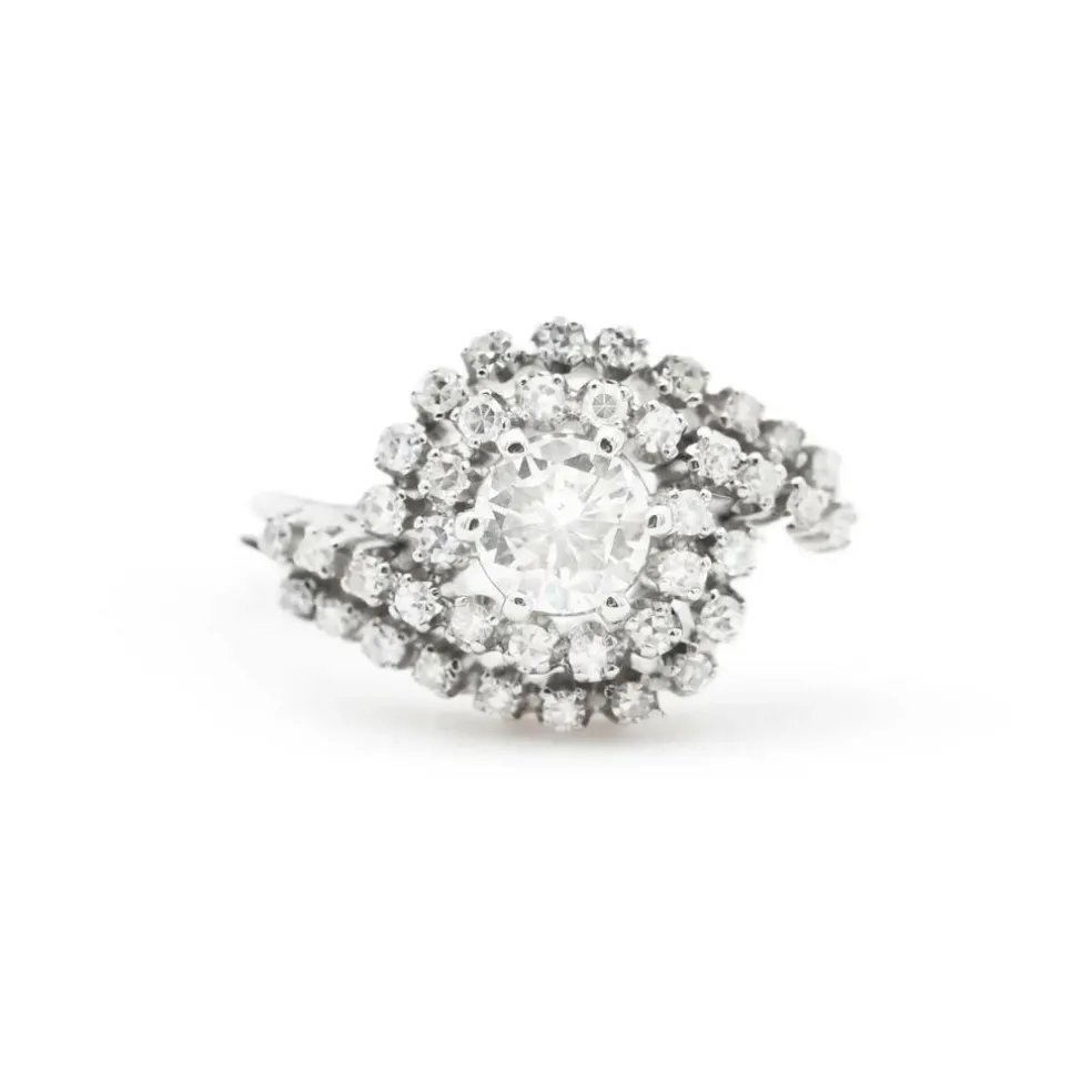Bague en or blanc avec entourage de diamants de 0,88 carat