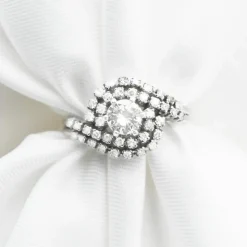 Bague en or blanc avec entourage de diamants de 0,88 carat