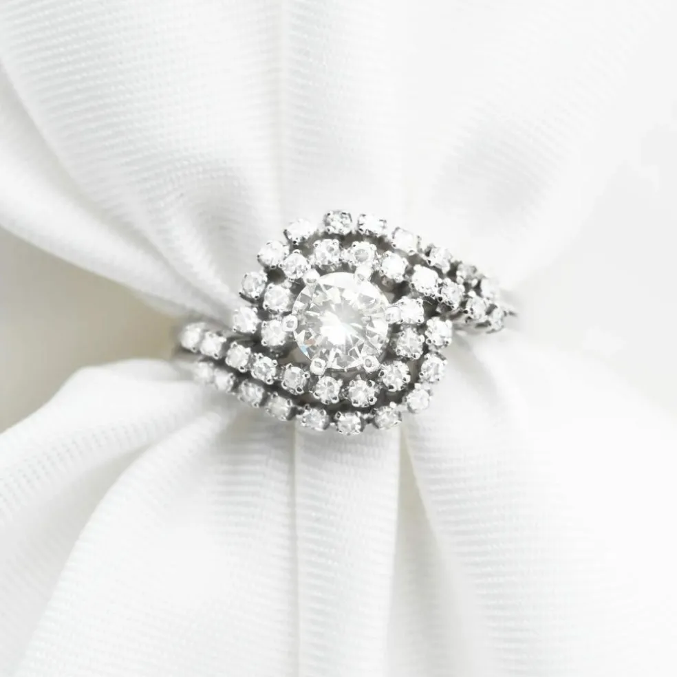 Bague en or blanc avec entourage de diamants de 0,88 carat