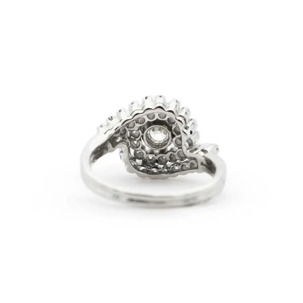 Bague en or blanc avec entourage de diamants de 0,88 carat