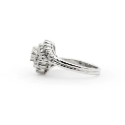 Bague en or blanc avec entourage de diamants de 0,88 carat