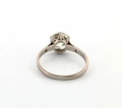 Bague en or blanc avec gros diamant central et diamants sur la tige