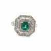 Bague en or blanc avec émeraude centrale et diamants environnants