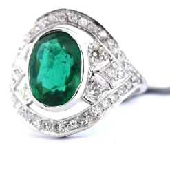 Bague en or blanc avec émeraude et diamants